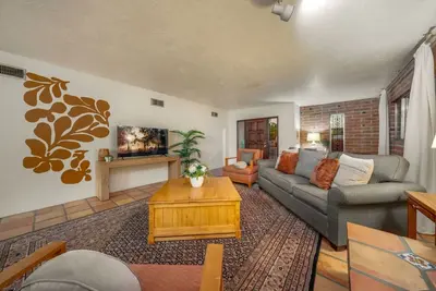 Image de Sam Hughes / U of A / 3 Br 2 Ba / Carport / Fenced