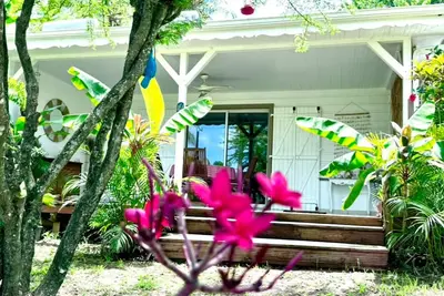 Image de Cottage Majo Lounge situé à Saint Pierre dans un jardin tropical 5min de la mer