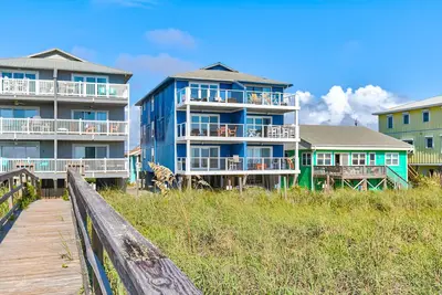 Image de 🌊Shore Beats Work: 2br Beachfront Condo | Two Balconies | Community Pool🌊