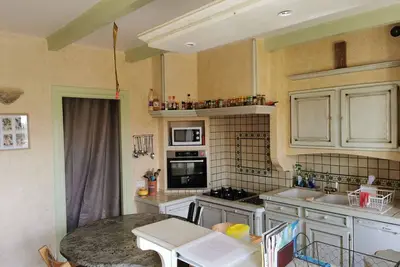 Image de Grande maison à la campagne avec piscine et aire de jeux.