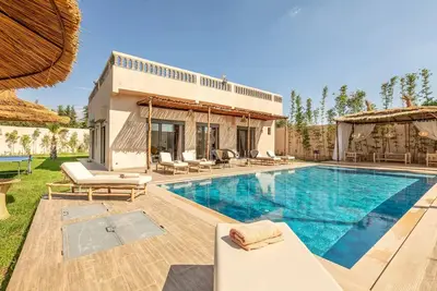 Image de Villa Leila : Oasis de Détente Moderne avec Jardin, Ping-Pong, et Trampoline