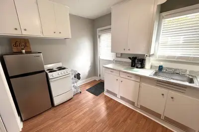 Image de A comfy and very functional Efficiency apartment with many updates!
