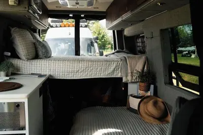 Image de Cozy Rv Lodging with Queen Bed, Lounge, Kitchenette, Wi-Fi, Ac, Heat, Bathroom