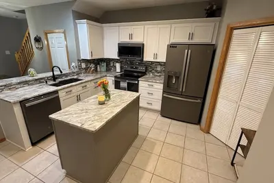 Image de ✨ Modern Townhouse Near Jordan Creek & Topgolf ~ Spacious 2-Story Retreat