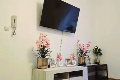 Image de Modern & comfy oasis in city.
