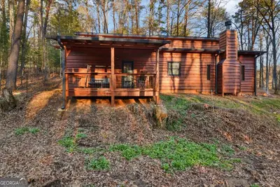Image de Blue Ridge Mountains Barndominium \nCozy 2-bedroom cabin in charming Cherry Log
