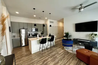 Image de Upscale Modern 1bd 1bath w/ King size bed, sofa couch, full kitchen &Amenities!