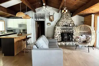 Image de Waterfront charming 3-bedroom cottage at Lac Labelle with hot tub and WiFi
