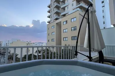 Image de New Sea-side Hot Tub Lux Apartment