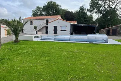 Image de Domaine de campagne rénové avec piscine