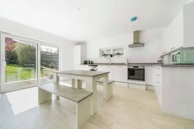 Image de Cosy house near centre of Haywards Heath.