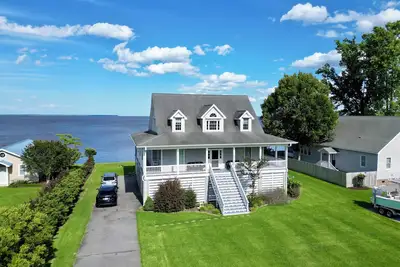 Image de One of a Kind House on the Albemarle Sound -- Large Sunrise Porch