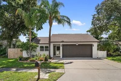 Relax in Largo Oasis with Pool