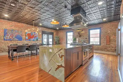 Image de Luxury Penthouse in Downtown Bristol + Cool Patio • Sleeps 10 • Near Casino/Bms