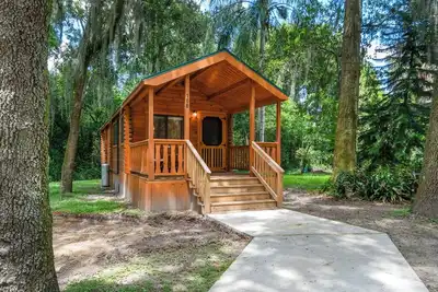 Image de Deluxe Family Cabin with Porch - Happy Travelers Rv Resort