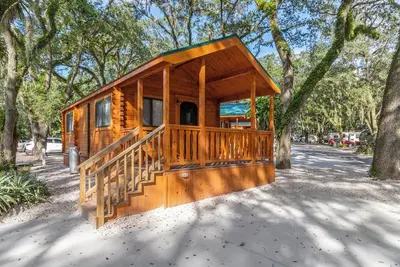 Image de Standard Cabin with Premium Porch - Happy Travelers Rv Resort
