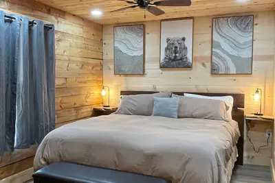 Image de Walk to Midtown, King Bed, Cozy Cabin!