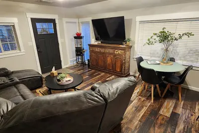 Image de Paige's Peaceful Place\nCharming Downtown bungalow walk to shops, dinning & more!