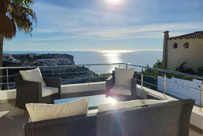 Villa Geolinaa, vue mer panoramique. Animaux de compagnie acceptés!