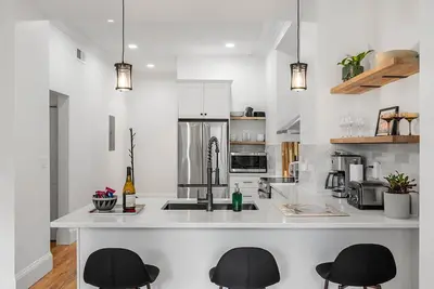 Image de Bright Brownstone w Terrace+View