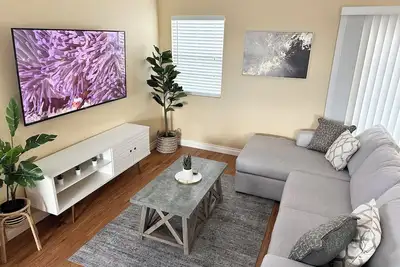 Image de Spacious 5-bedroom townhome in charming Placentia with Ac, WiFi