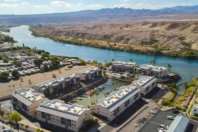 Image de Relax on this beautiful River Front Get Away! Centrally located Unique Property