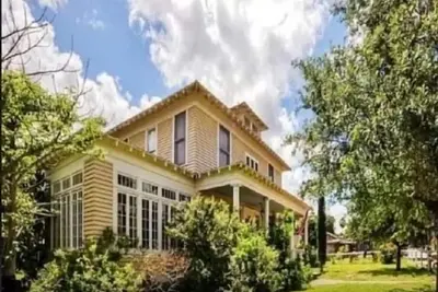Image de Historic Charm- Modern Amenities Downtown Brownsville. Close to Spi, Space X