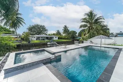 Image de Tranquil, Waterfront Pool + Spa Home