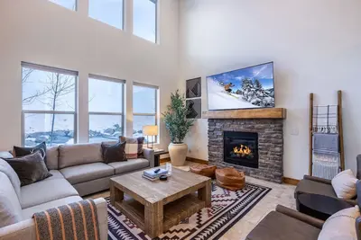 Image de Luxury Home, Private Hot Tub & Grill, Amenities Galore, Minutes to Historic Main St!