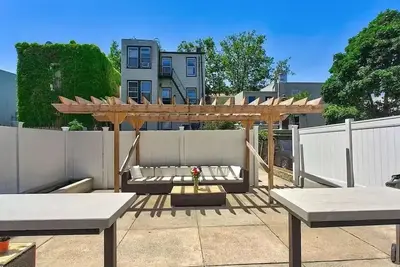 Image de Private Jersey City Retreat w/ Backyard Bonfire & Grill · 20mins to Nyc
