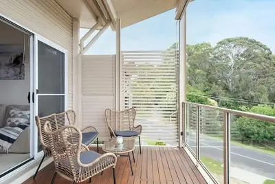 Image de Stunning water view Home moments from town