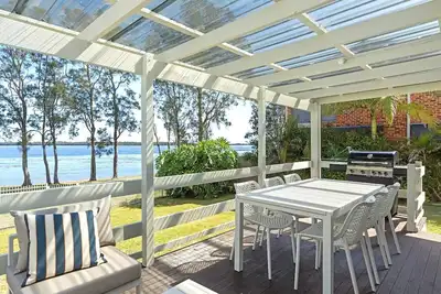 Image de Stunning Lakefront Home with Bonus Studio