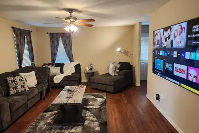 Image de Unique, spacious and well furnished 3-bedroom house in a quiet area of Houston.