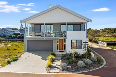 Image de Two-Storey with Marina Views