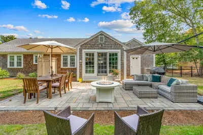 Image de \"Charming 2br Cape Getaway with Spacious Private Backyard\" Fire Pit in a Quiet Neighborhood