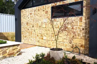 Image de Chic studio in lovely Woodside Adelaide Hills with Ac, WiFi, Fireplace and Bath