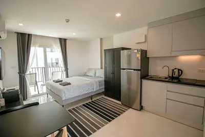 Image de Studio High floor, Ac, Well equiped Kichen, beautiful balcony view