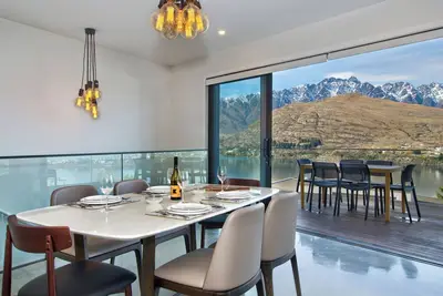 Image de Stunning lake and mountain views from this modern 3 bed townhouse