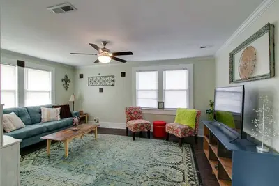 Image de Hometown Clarksville Cottage (1021 Crossland Ave)