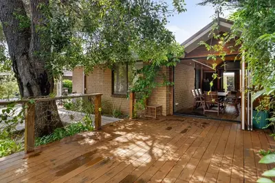 Image de Minute walk to the beach. Front unit with spacious living, close to shops.