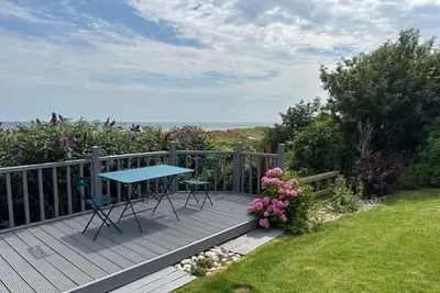 Image de A stunning 3 bedroom property with sea views and direct access to the beach.