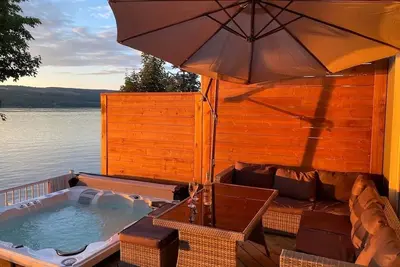 Image de Chalet intime pour villégiature avec accès au Lac et à 2 minutes du Mont de ski!