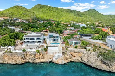 Image de Stunning Seafront Villa in Lagun, Curacao – 5 Bedrooms with Direct Sea Access\n\n