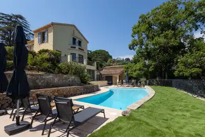 Image de Villa de Luxe à Cannes, piscine privée, proche Palais des Festivals et plage.