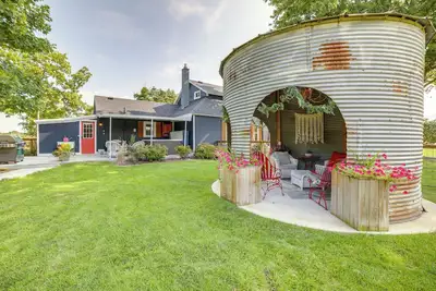 Image de 'City Girl Farmhouse' in Hudsonville w/ Hot Tub