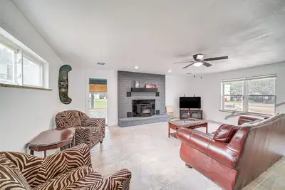 Image de Steps to the Lake: Eufaula Home w\/ Game Room!