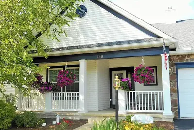 Image de 10 minutes to Psu! Luxury Linens, Walk to Winery, Playground & Pickleball