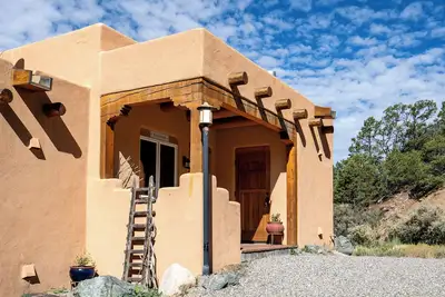 Image de Luxe Adobe - 2-Br, 2-Bath townhouse, double-living rooms, cook's kitchen, cedar deck, garden