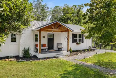 Image de Charming 3-Bedroom Home - Power, Water, Fast WiFi, Firepit, Grill - 25m to Avl
