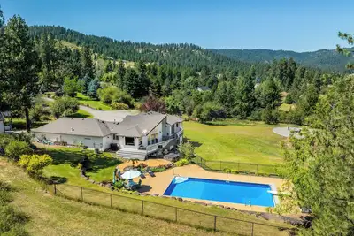 Image de The Oasis- Gorgeous acreage home w\/heated pool\/hot tub. King beds.